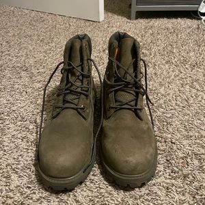 Women’s 5.5 Green Timberlands w/ Camo soles